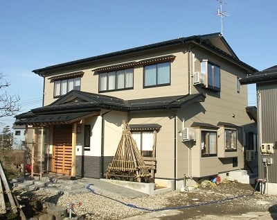 入母屋風屋根の和風調住宅（屋根は地震を考慮して軽い鋼板系に）