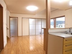 明かりを遮らないスケルトンタイプの 建具を使用しました。