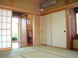 お年寄り夫婦が寝室として利用する 小座敷は、広縁にトイレを設けた。