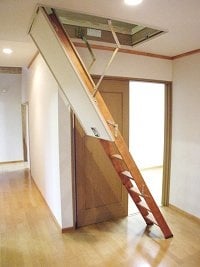 スライドタラップで小屋裏物置へ