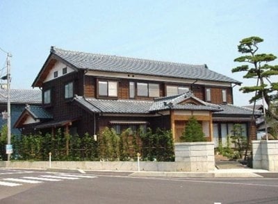 J邸外観　安田瓦と下見板の和風住宅